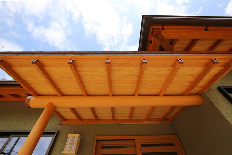 実例03自然を感じる美しい太鼓梁がつづく家