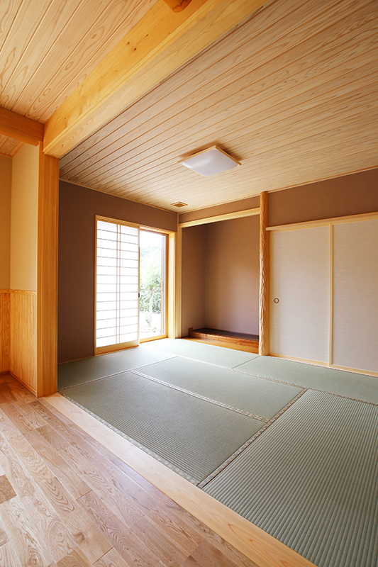 実例03自然を感じる美しい太鼓梁がつづく家