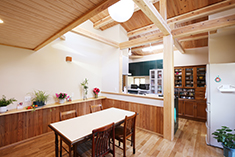 陽がそそぐダイニングキッチン