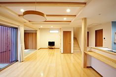 自然木と大きな吹き抜けの家